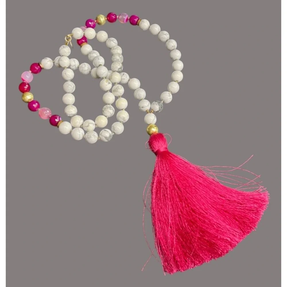 BEADED NECKLACE White/Gray Howlite Beads HOT PINK AGATE Tassel Pendant GOLD TONE
